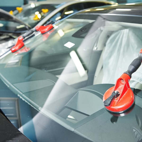 What auto glass service to call when windshield is shattered 